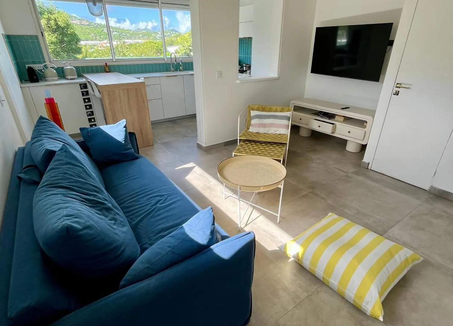 Direct Beach Access, Modern Stay With Hill View Grand Case